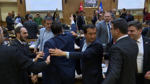 Bursa Büyükşehir Meclisi’nde ortalık karıştı