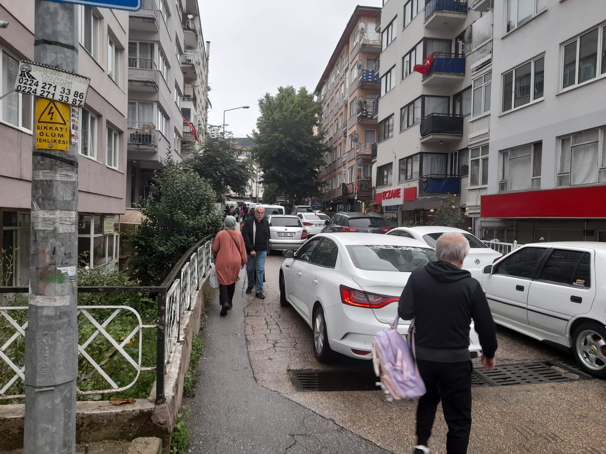 YAYASI ÇOK,YAYA KALDIRIMI YOK