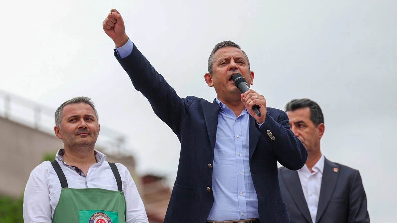 ÖZEL, SAAT 17 DE KENT MEYDANINDA