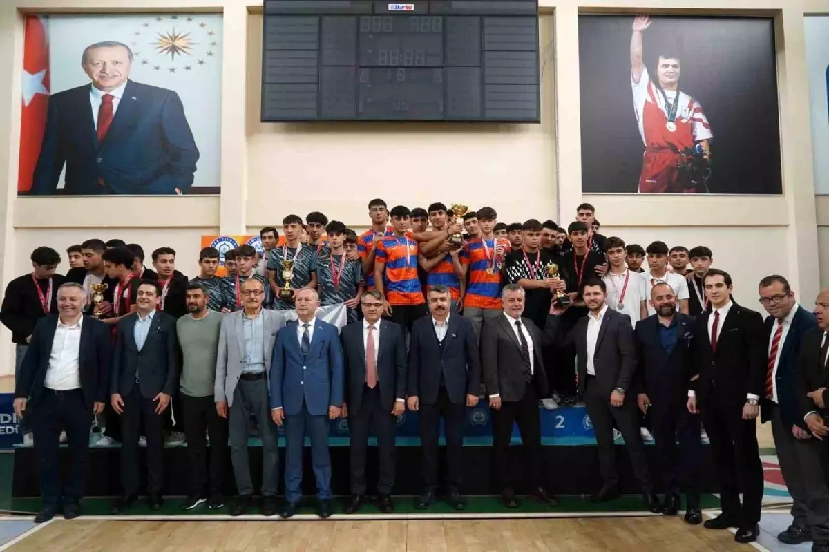 Yıldırım Belediyesi Okul Sporları İlçe Şenlikleri Ödül Töreni Gerçekleşti