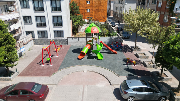 İnegöl Belediyesi’nden Osmaniye Mahallesi’ne yenilenen çocuk parkı