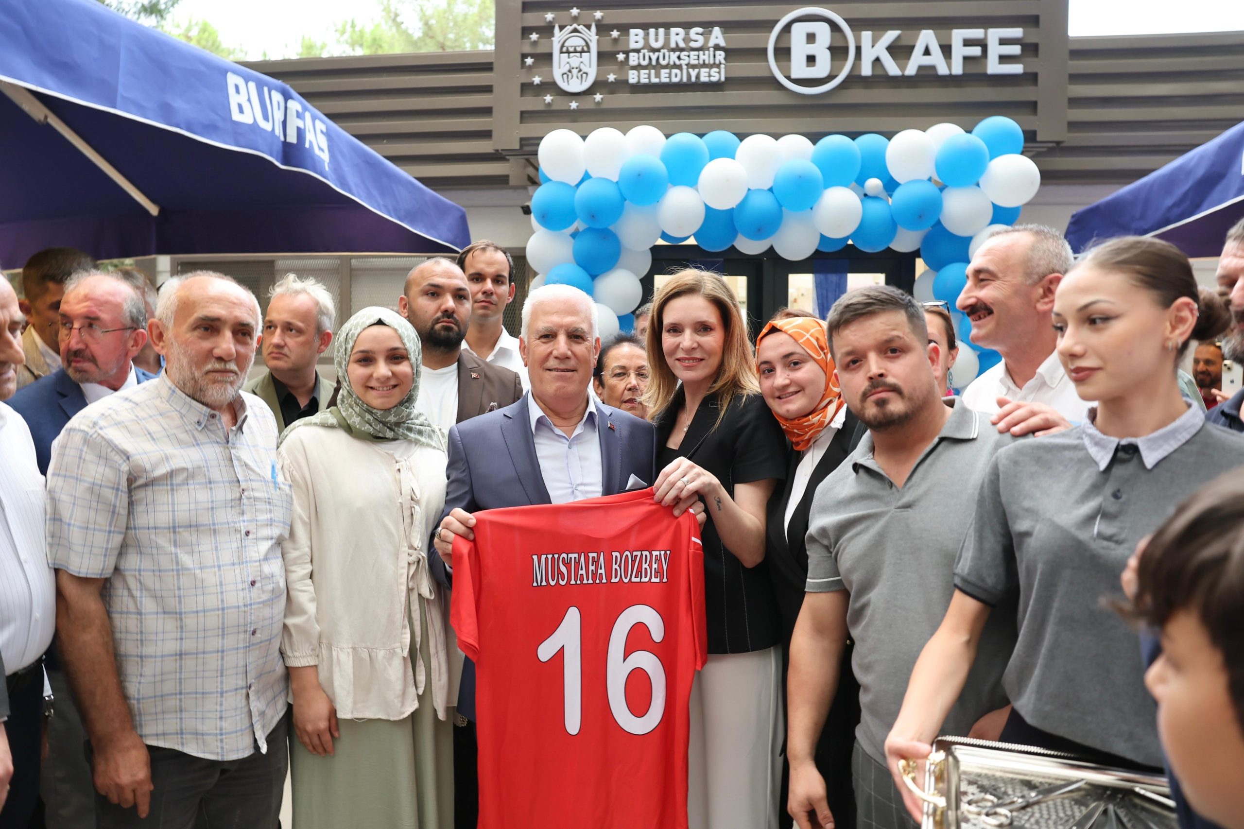 Büyükşehir Belediyesi, B Kafe’nin 9. şubesini Emek’te hizmete açtı