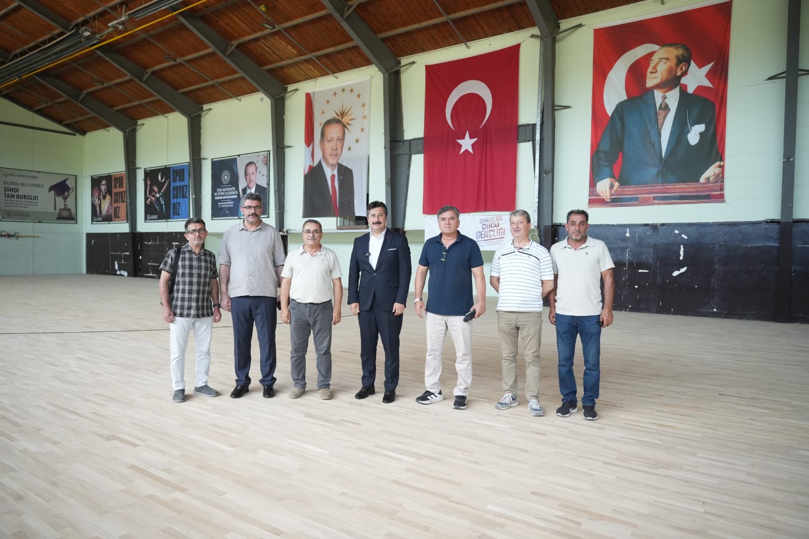 Yenişehir kapalı spor salonunun zemini yenileniyor