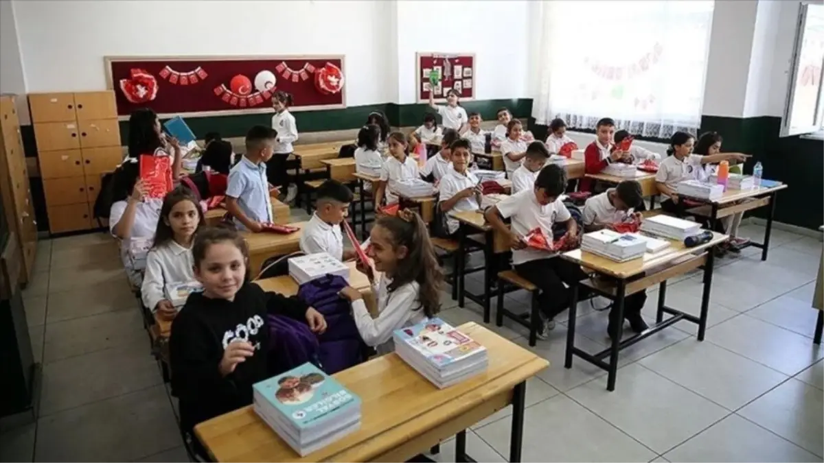 Okullar açılıyor kırtasiye ve okul giyim fiyatları cep yakıyor
