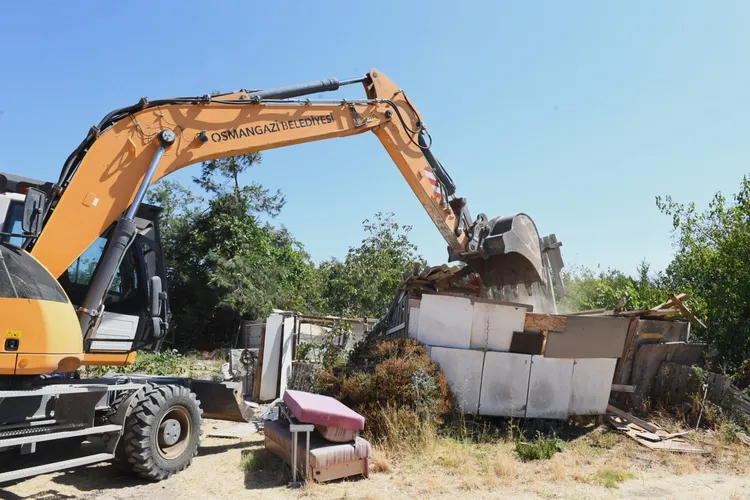 Osmangazi’de 20 kaçak yapı yıkıldı, sit alanı temizlendi