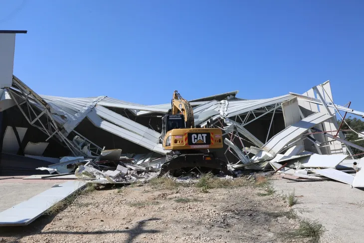 Tahtalı’da kaçak yapı yıkıldı