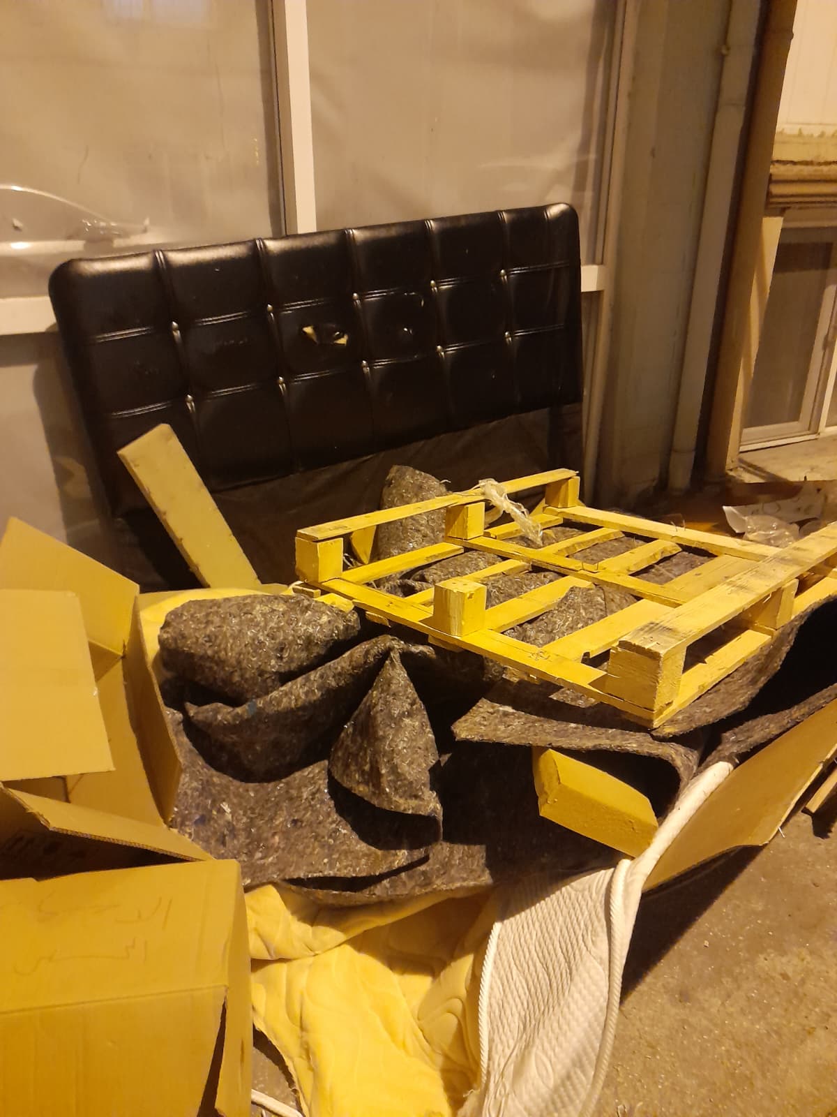 Koltuklar kanepeler sokakta