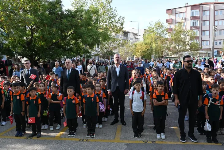 Karacabey’de yeni eğitim yılı ilk ders zili coşkusu