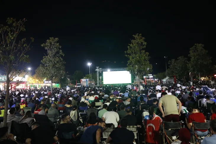 Milli heyecan ve Bursaspor maçı dev ekrana yansıdı