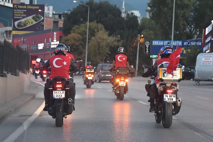 Motosikletli kortej herkesi coşturdu