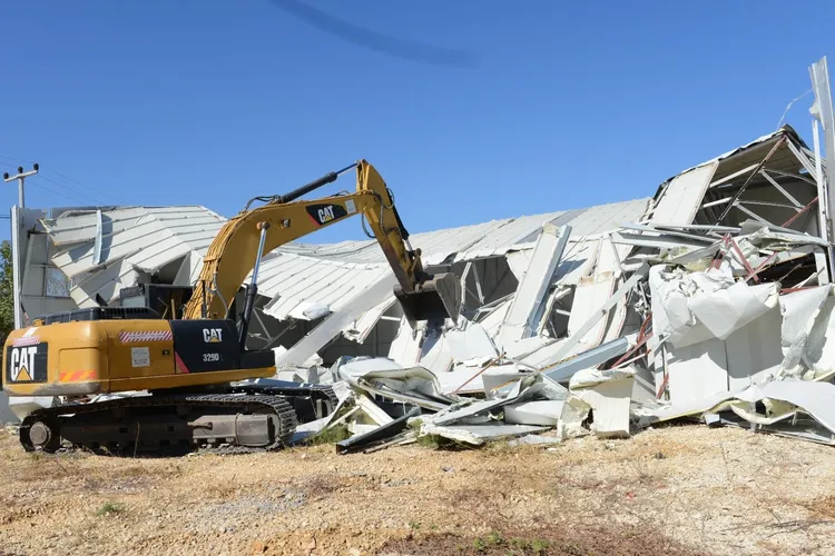 Nilüfer Belediyesi, bin 750 metrekarelik kaçak yapıyı yıktı