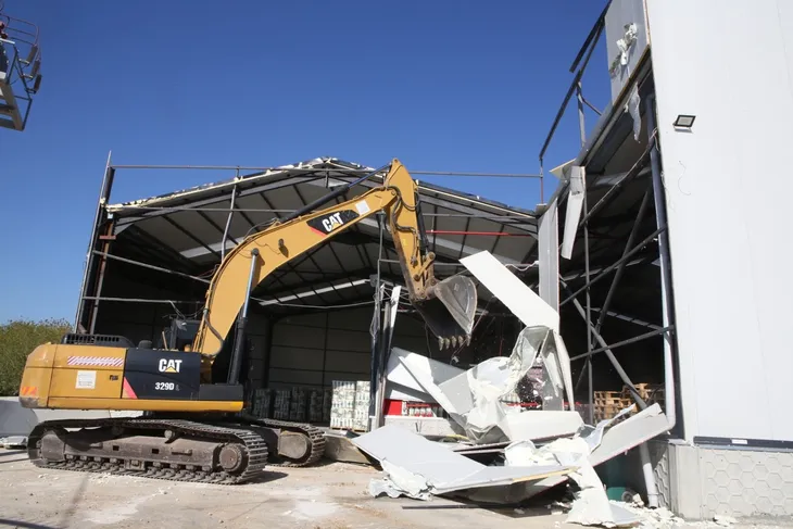 Nilüfer’de tarım alanına yapılan kaçak depo yıkıldı
