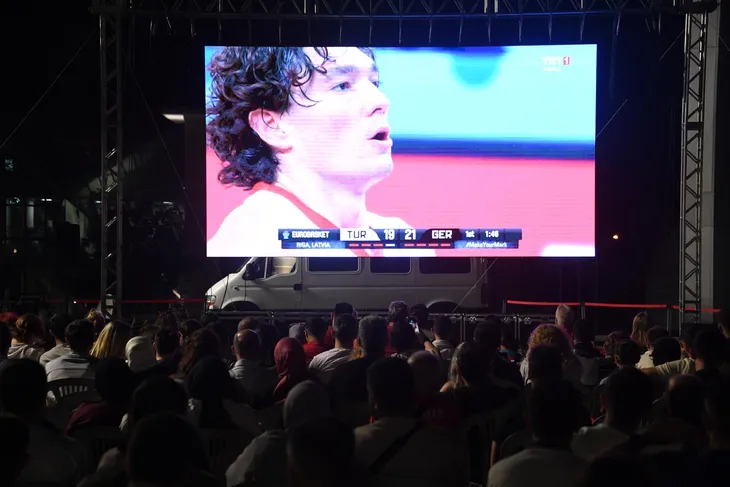 Basketbol final heyecanı Osmangazi Meydanı’nda yaşandı