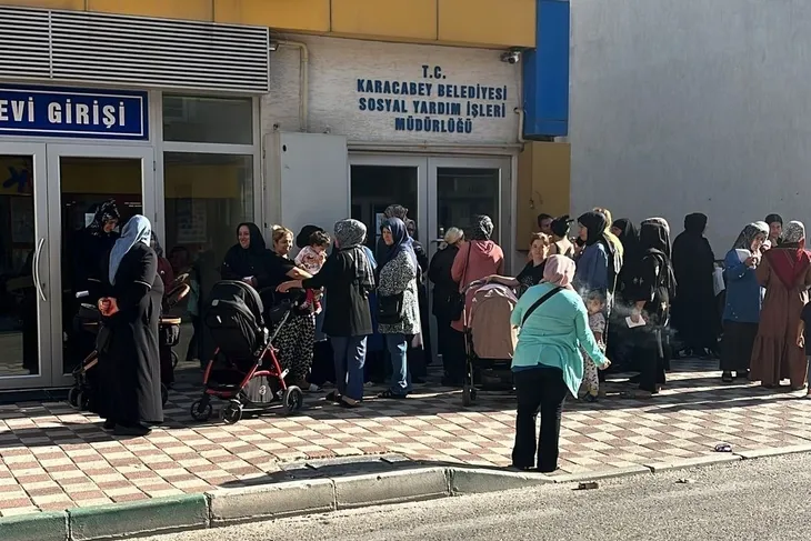 Karacabey’de öğrencilere kırtasiye çeki dağıtıldı