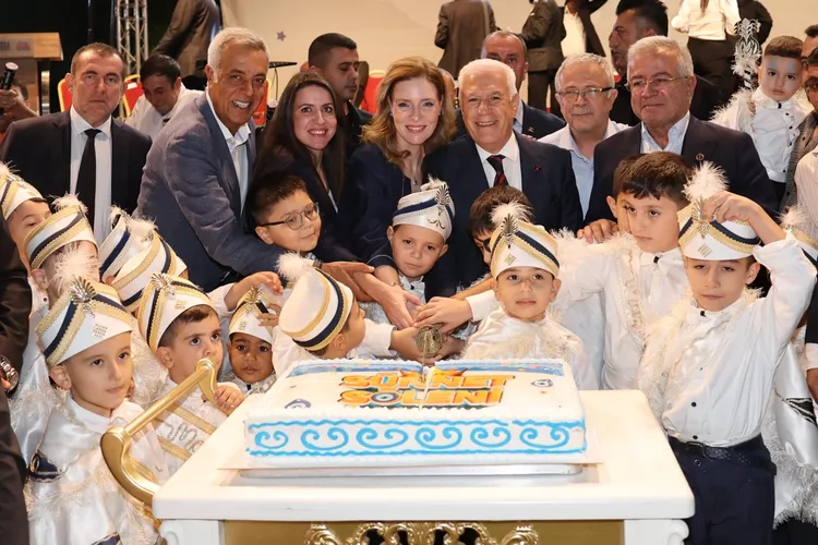 Bursa’da sünnet şöleni renkli görüntülere sahne oldu