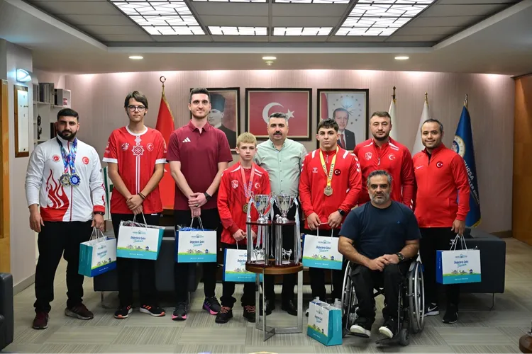 Başkan Yılmaz şampiyonları ağırladı