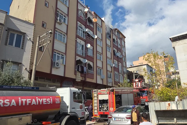 Bursa’da 6 katlı apartmanda yangın paniği