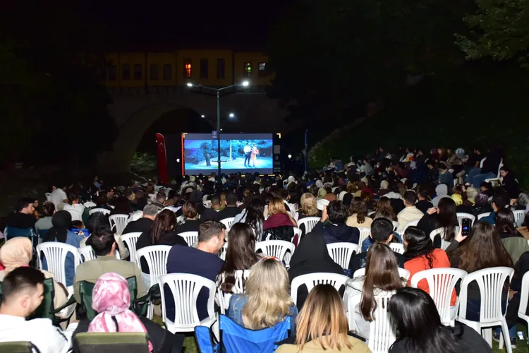 Bursa’da sanat sokaklarda: Sinema günleri büyük ilgi görüyor