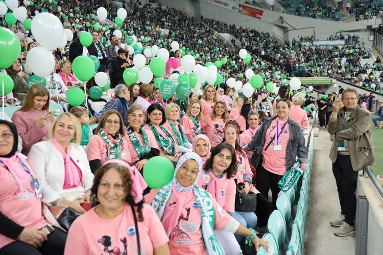 Bursa’da yeşil beyaz tribünlerde pembe farkındalık