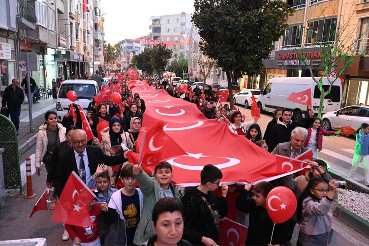 Karacabey’de Cumhuriyet coşkusu sokaklara taştı!