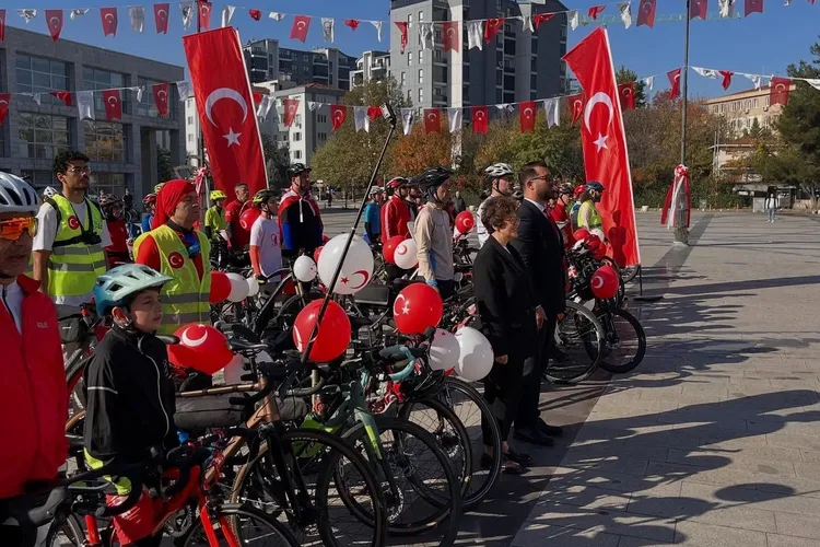 Nilüfer’de Cumhuriyet coşkusu pedallarla sokaklara taşındı