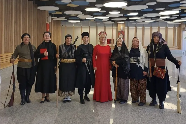 Nilüfer Kadın Korosu’ndan Cumhuriyet defilesi