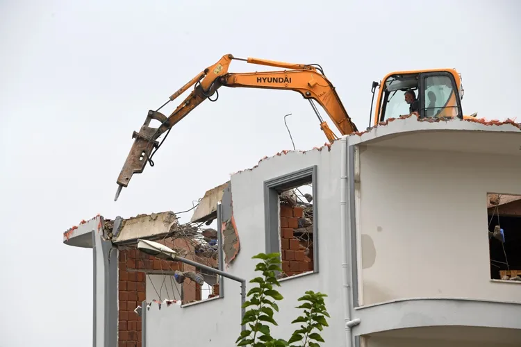 Osmangazi’de kaçak yapıya geçit yok: İzinsiz katlar yıkıldı
