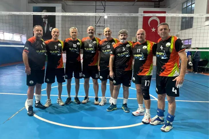 Osmangazi’nin veteran voleybolcuları zirveye çıktı