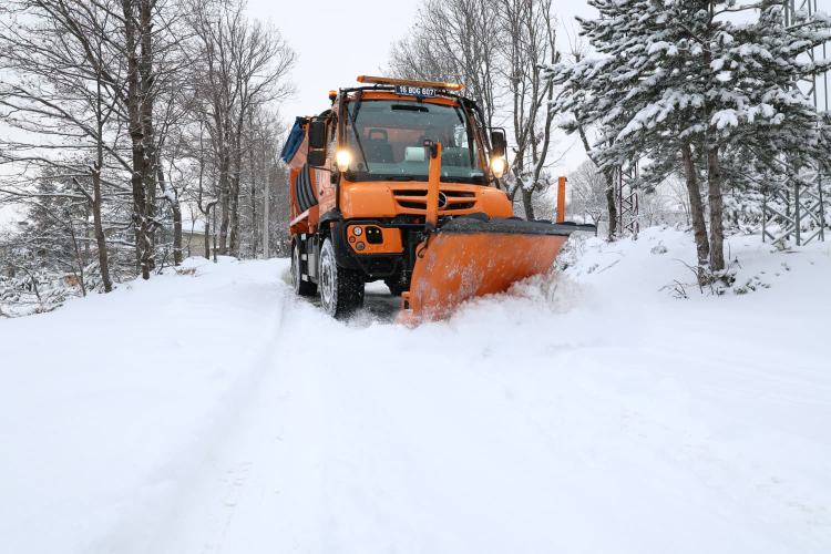 Osmangazi’de karla kapanan yollara anında müdahale