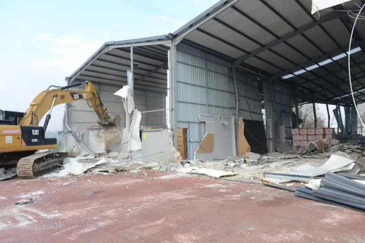 Nilüfer’de 2 kaçak yapı yıkıldı