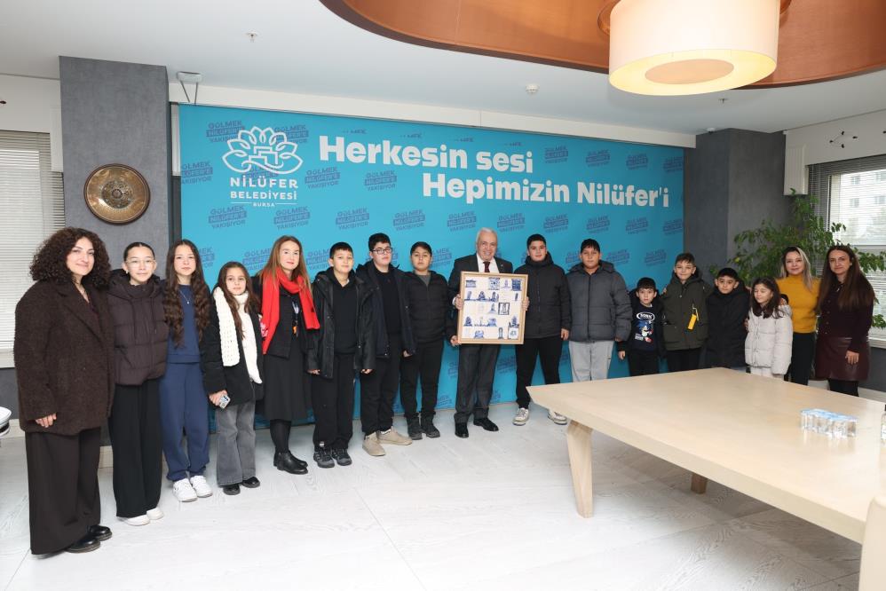 Çocuklar el emeklerini Başkan Şadi Özdemir’e hediye etti