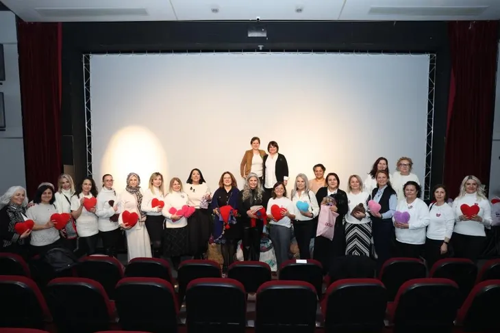 Bursa’da yüzlerce kadın aynı anda iyilik için ilmek attı