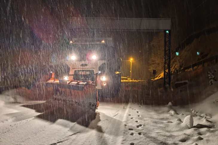Büyükşehir’in karla mücadelesi sürüyor