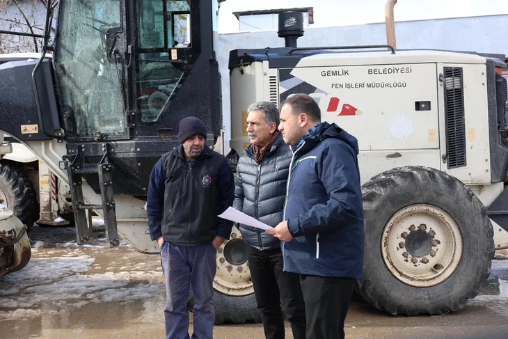 Gemlik’te kar küreme çalışmaları sürüyor