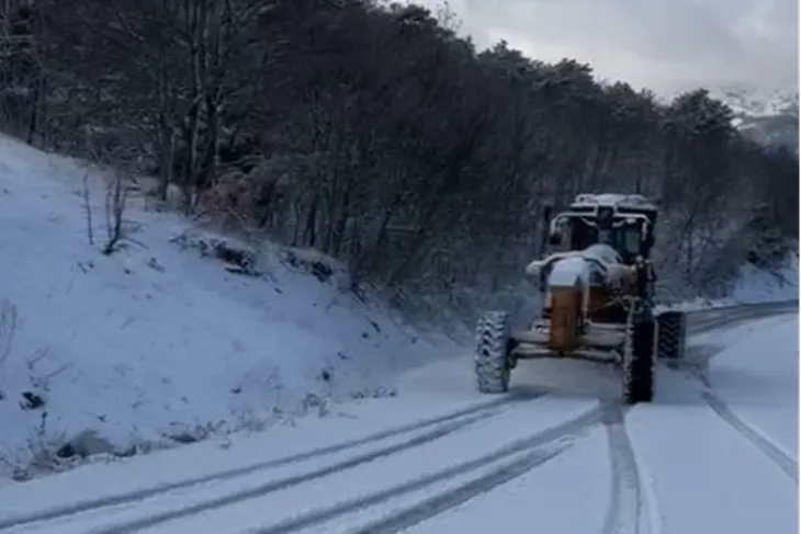 Karla kaplı yollar Büyükşehir’le açılıyor