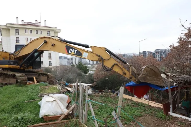 Nilüfer Belediyesi Balkan Mahallesi’nde kaçak barakaları yıktı