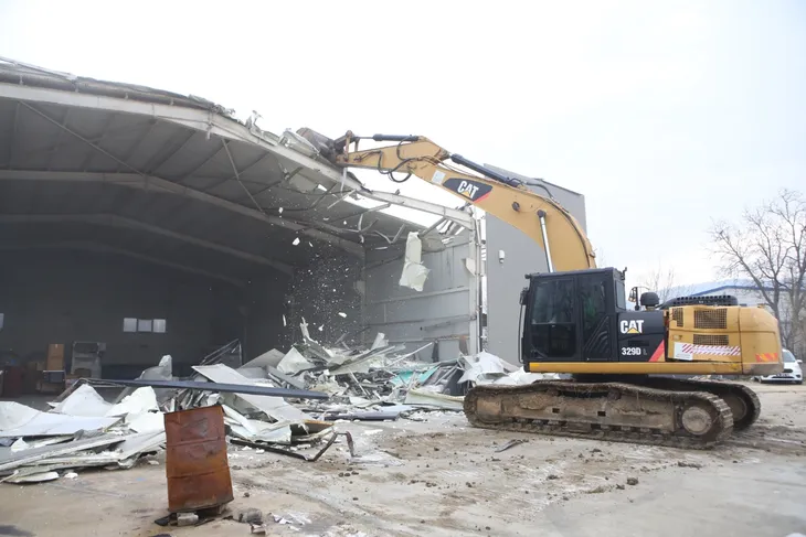 Nilüfer’de iki kaçak iş yeri yıkıldı